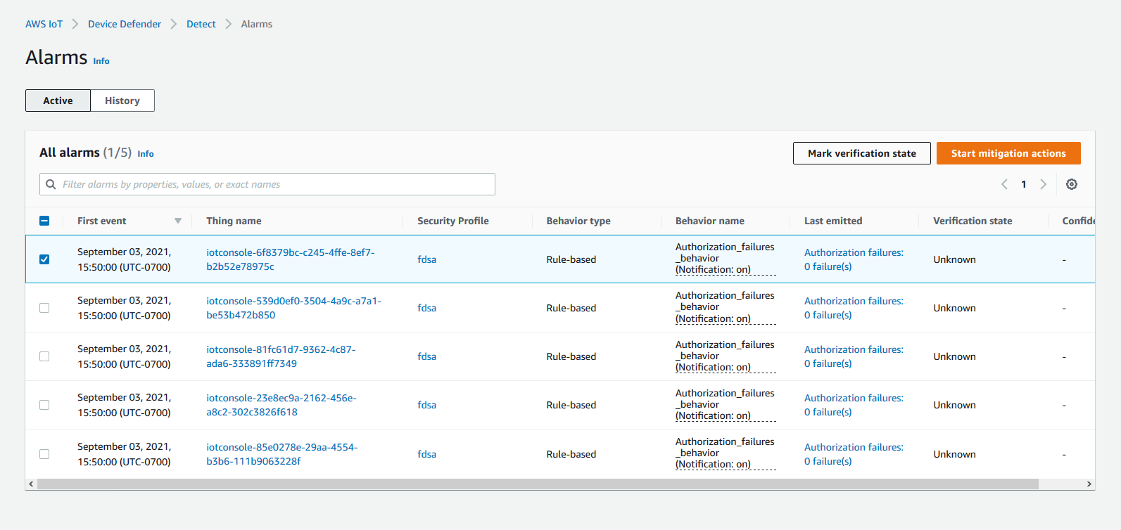 AWS IoT Device Defender-Alarmansicht mit aktiven Autorisierungsfehlerverhalten-Ereignissen für IoT-Konsolen wie iotconsole-6f8379bc-c245-4ffe-8ef7-b2b52e78975c mit dem FDSA-Sicherheitsprofil.