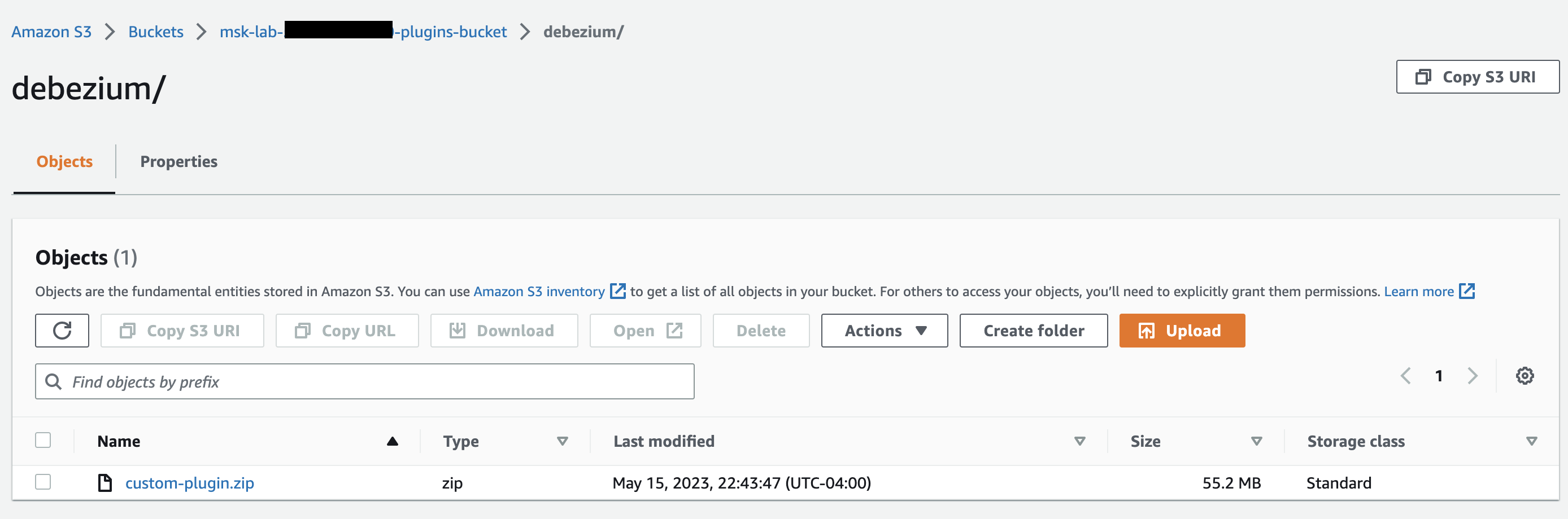 S3-Bucket mit dem Debezium-Ordner mit der Datei custom-plugin.zip, 55,2 MB, geändert am 15. Mai 2023.