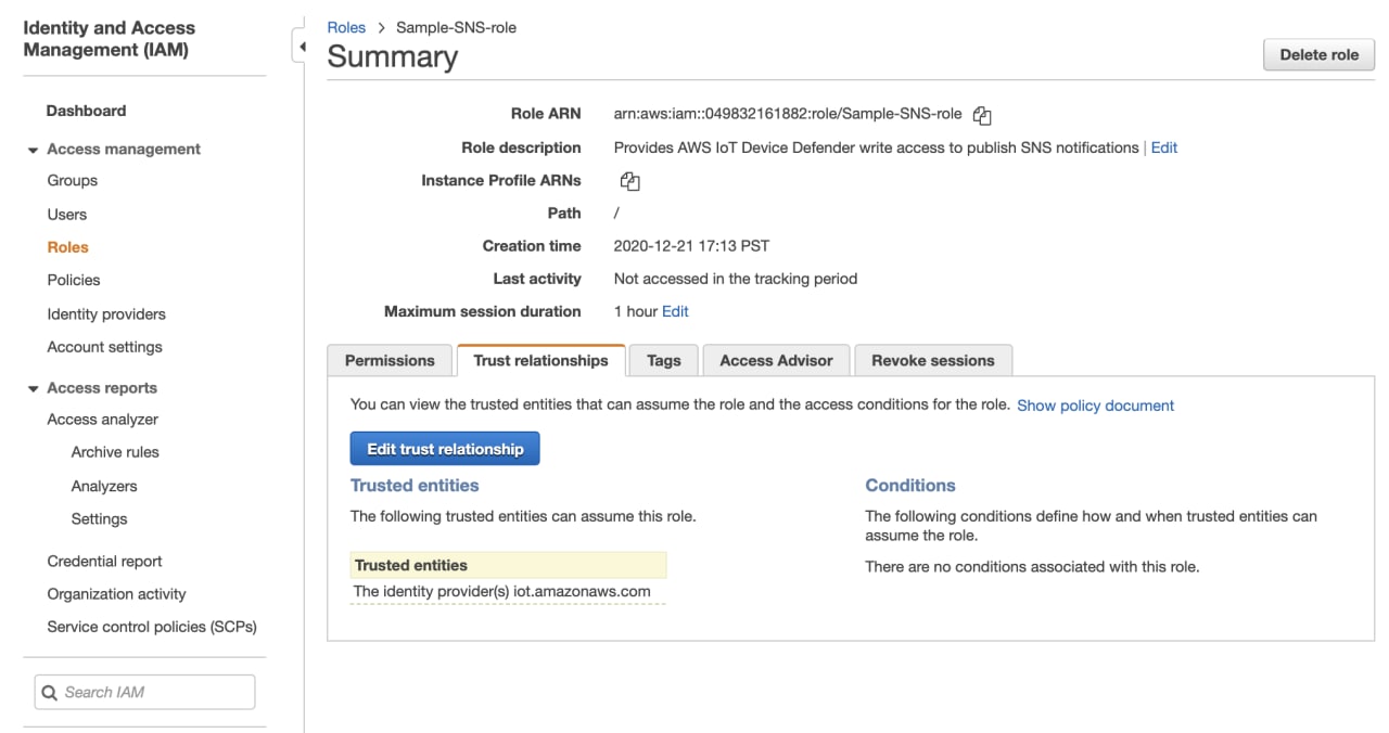 Resumen de Sample-SNS de IAM que muestra el ARN del rol, la descripción del rol que proporciona acceso de escritura a AWS IoT Device Defender para publicar notificaciones de SNS, la ruta, la hora de creación y las entidades de confianza