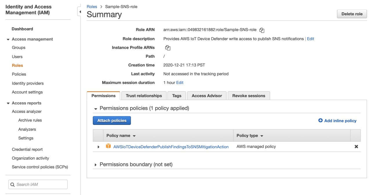 Page récapitulative des rôles IAM illustrant les détails du rôle Sample-SNS-role, tels que l'ARN du rôle, sa description, les ARN du profil d'instance, son chemin, l'heure de création, la durée maximale de session et les résultats de publication AWS IoT Device Defender appliqués à la politique d'action d'atténuation SNS.