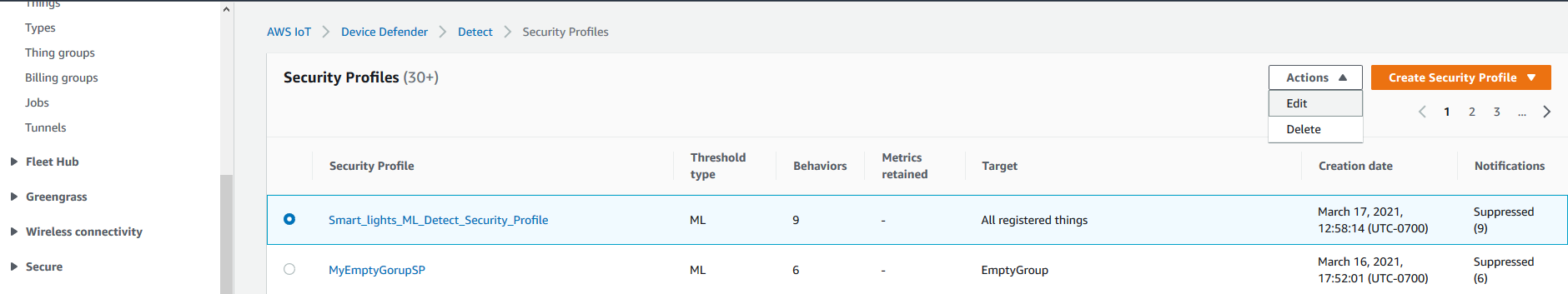 AWS IoT Device DefenderListe des profils de sécurité indiquant les noms de profil, le type de seuil ML, les comportements, les métriques conservées, les objets cibles, la date de création et le statut des notifications.