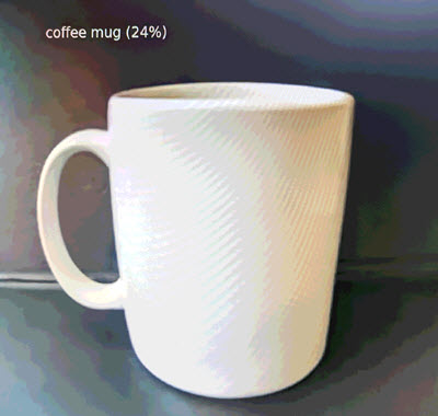 Une tasse à café avec un texte de détection.