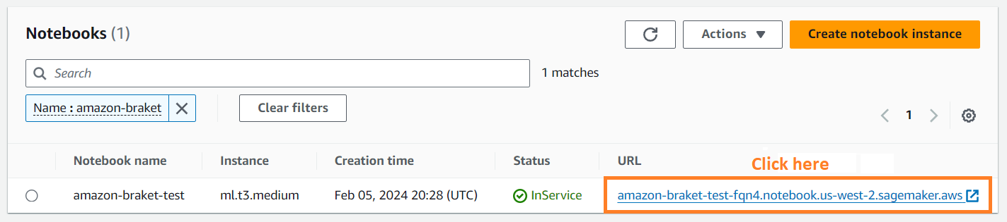 Antarmuka notebook yang menampilkan instance notebook yang ada bernama amazon-braket-test dengan status dan URL-nya. InService