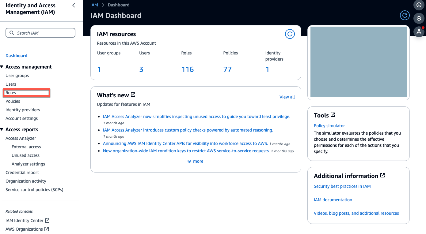 IAM Dashboard che mostra il numero di risorse, gli aggiornamenti recenti e gli strumenti disponibili.