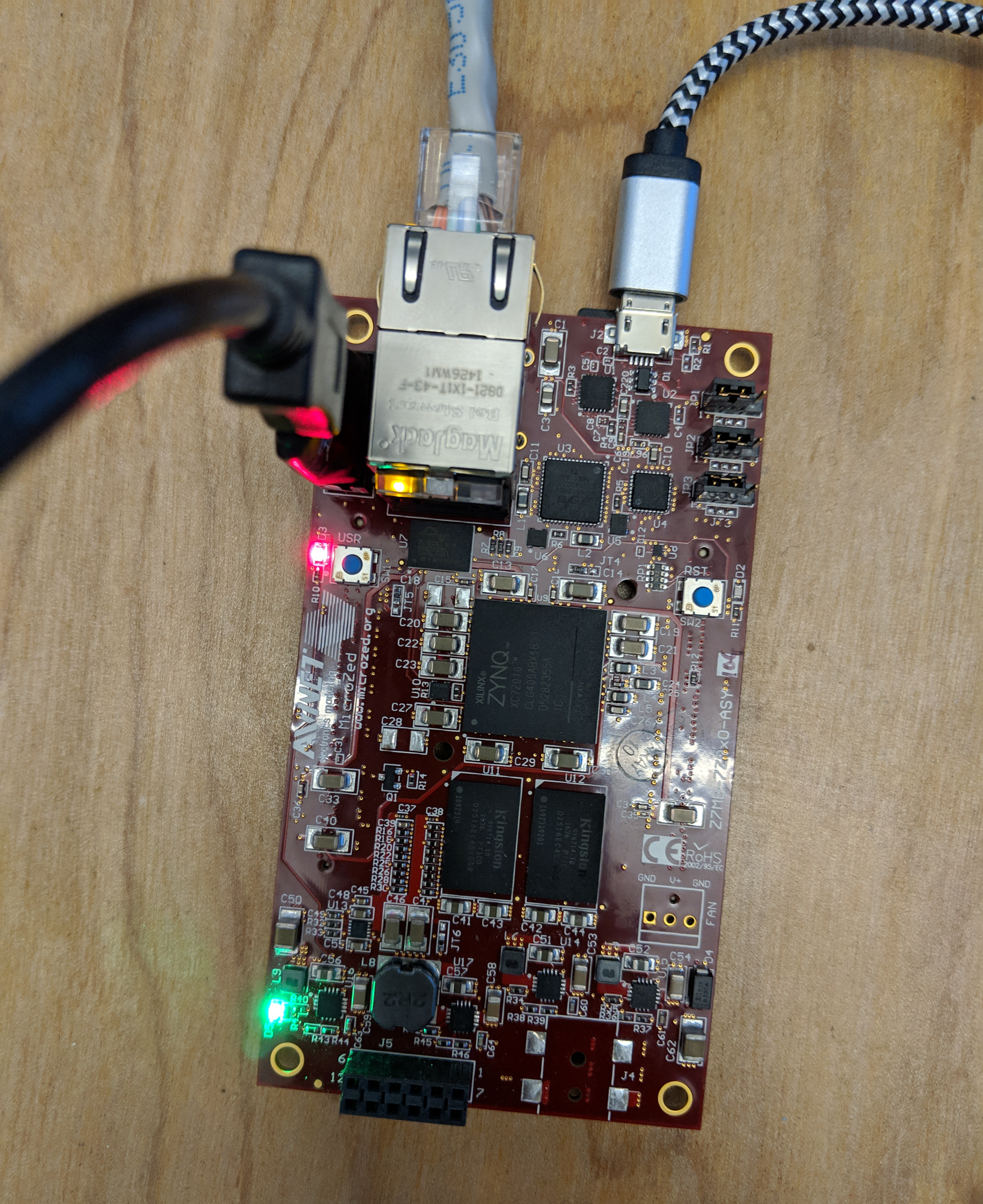 Scheda di valutazione FreerTOS con opzioni di connettività.