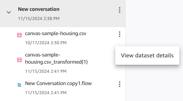 Gli artefatti, ovvero un set di dati e un set di dati trasformato, visualizzati nella barra laterale di una chat di Q Developer.