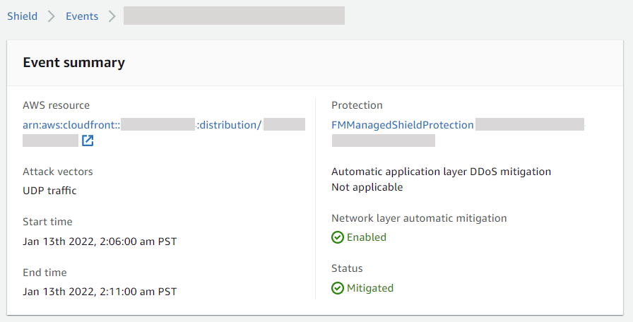 AWS Shield コンソールイベントページの概要ペインには、イベントに関する情報が一覧表示され、影響を受ける AWS リソース、攻撃ベクトル、開始時刻と終了時刻、緩和情報とステータス情報が含まれます。