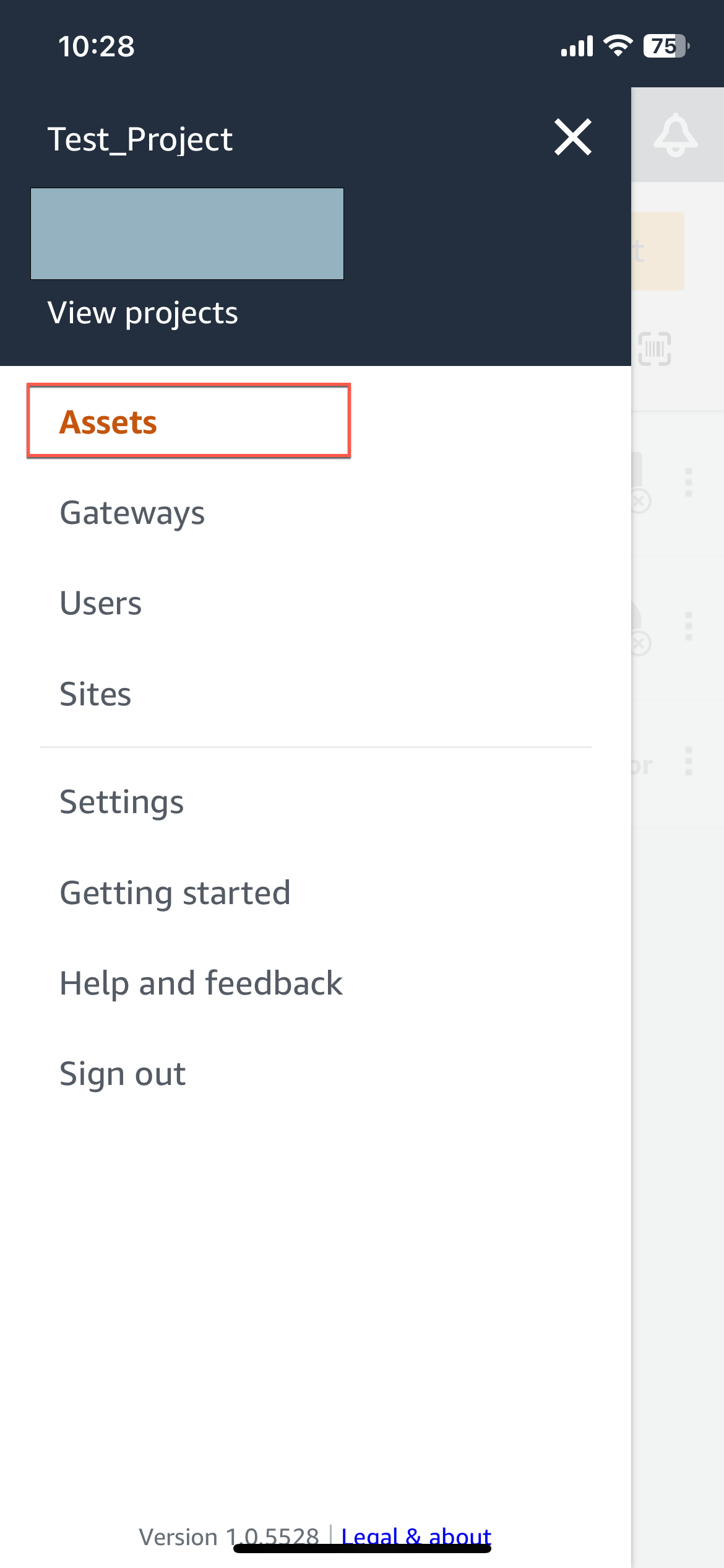 Opções de menu em uma interface de projeto, com “Ativos” destacado em laranja.
