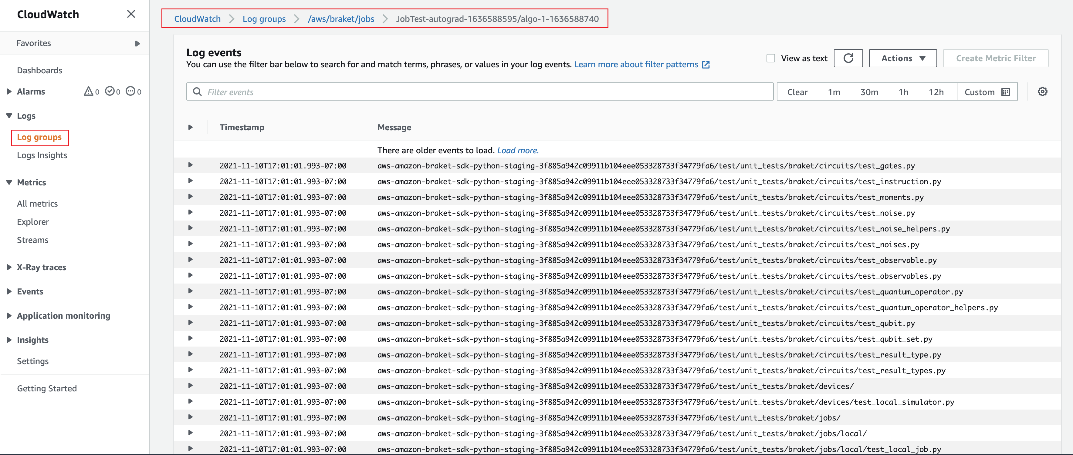 CloudWatch grupo de registros mostrando uma lista de eventos de log com caminhos de arquivo e registros de data e hora para testes Python do SDK do Amazon Braket.