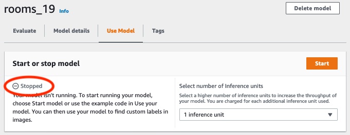 Indicador de status Interrompido com explicação de que o modelo não está em execução e precisa ser iniciado usando o botão Iniciar ou um exemplo de código.