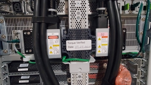 显示 AWS Outposts AC-to-DC 电源和母线配电的照片