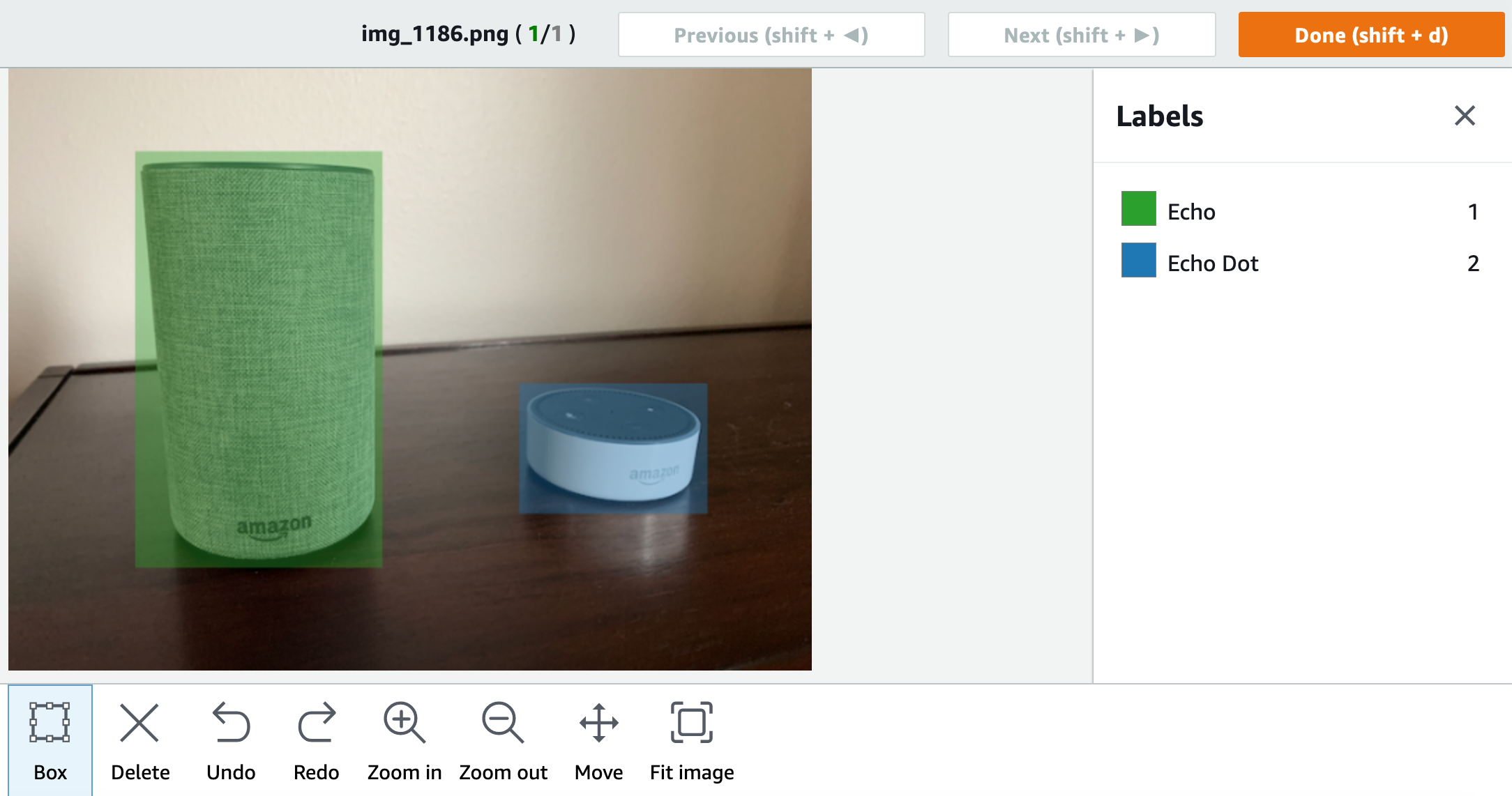 要在影像周圍繪製週框方塊的 UI，影像是木表面上的 Amazon Echo 和 Echo Dot 智慧發言者。