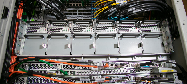 顯示 AWS Outposts AC-to-DC電源和匯流排電源分佈的照片