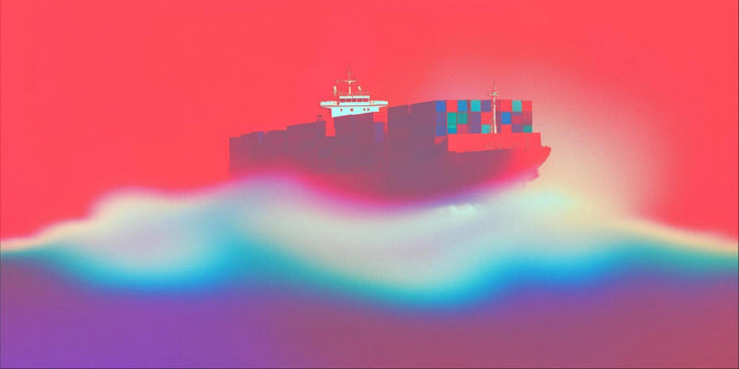 Containerskip med fargerike containere som seiler på stiliserte bølger med en sterk rød himmel i bakgrunnen.