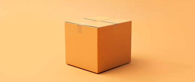 Una caja de cartón cerrada sobre un fondo naranja.