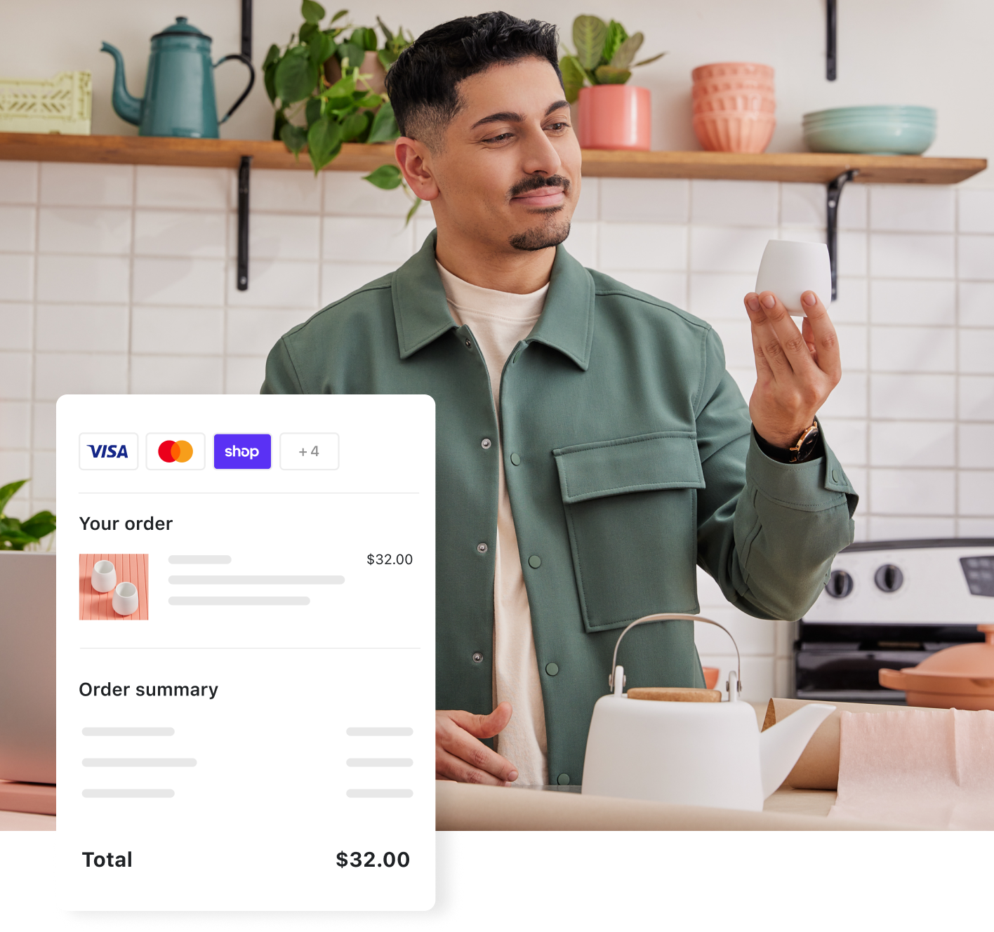 Pedagang Shopify lelaki Asia yang menjual set teh seramik melihat produknya dan proses pembayaran Shopify Payments
