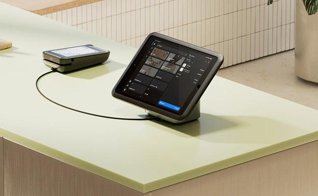 체크아웃 카운터의 태블릿에 있는 Shopify POS