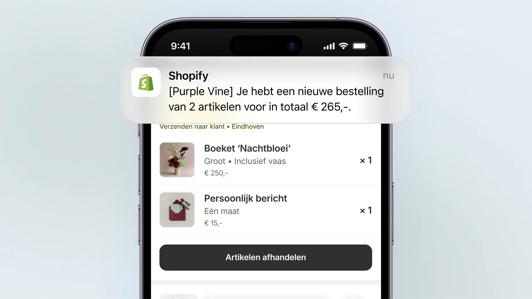 Animatie van een pushmelding op een telefoon over een Shopify-verkoop van 2 artikelen voor een totaalbedrag van € 265,-. Er wordt op de melding getikt, waarna de bestelpagina van de mobiele Shopify-app wordt geopend met de bestelgegevens. Daarna wordt op de knop ‘Bestelling afhandelen’ getikt.
