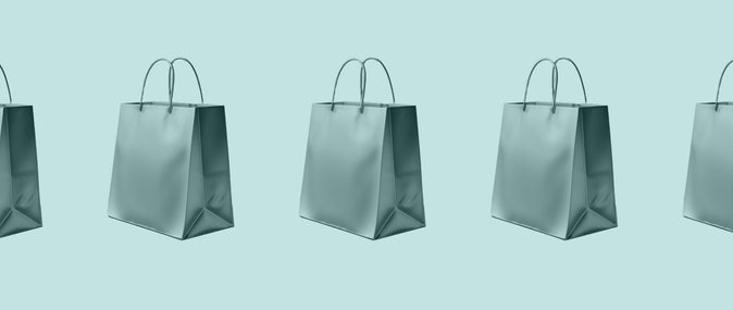 Ilustrações de várias sacolas de compras enfileiradas.