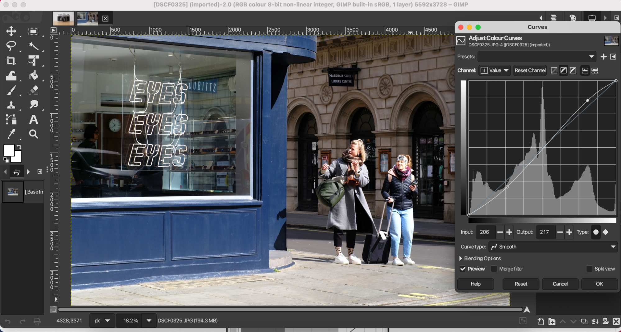 The “Curves” tool in GIMP with a graph of light and dark tones in an image.