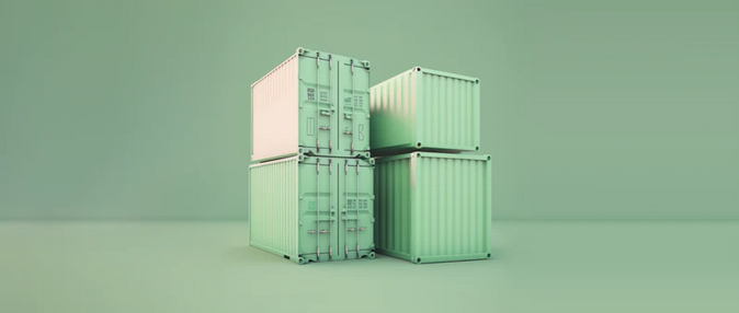 Vier containers opgestapeld tegen een effen groene achtergrond