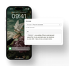 Une interface montre comment un utilisateur peut sélectionner les destinataires des SMS et leur contenu. À côté, un téléphone affiche le SMS.