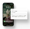 ユーザーがSMSメッセージの送信先とメッセージ内容を選択できるインターフェースが表示されている。インターフェースの隣には、SMSメッセージが表示されたスマートフォンがある。